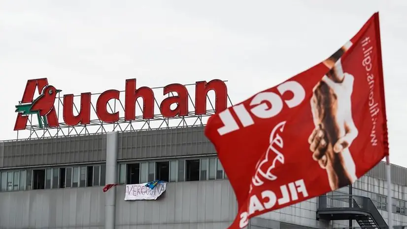 Manifestazione dei sindacati all'Auchan di Roncadelle - © www.giornaledibrescia.it
