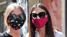 Due ragazze con mascherina - Foto © www.giornaledibrescia.it