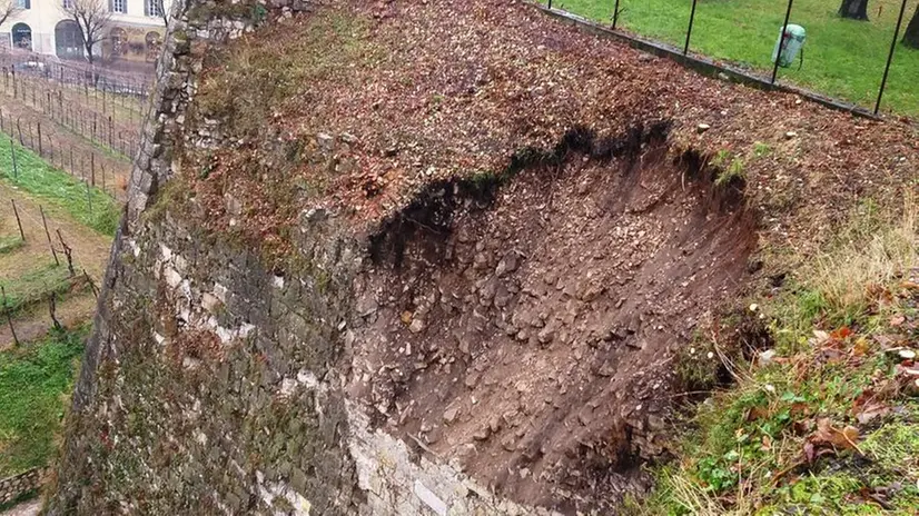 Il crollo di dicembre: il baluardo della Pusterla, caduto per l’Alianto - © www.giornaledibrescia.it