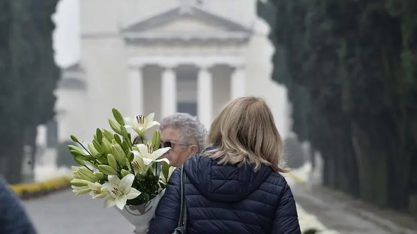 Cimitero, fiori per il 2 novembre - © www.giornaledibrescia.it