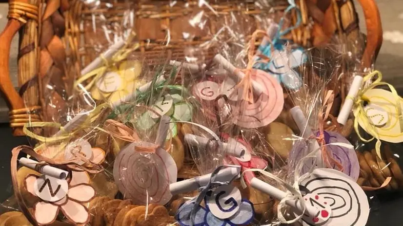 I dolcetti creati e confezionati per aiutiAMObrescia - Foto © www.giornaledibrescia.it