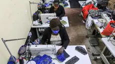 Al lavoro, in Kenya, per realizzare mascherine