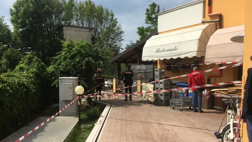 I carabinieri davanti alla pizzeria Le Muse il giorno del ferimento - Foto © www.giornaledibrescia.it