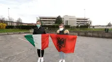 Due dei medici albanesi al momento del loro arrivo in soccorso a Brescia - Foto Marco Ortogni/Neg © www.giornaledibrescia.it