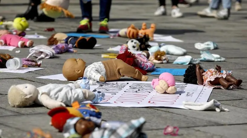 Un flash mob a Milano per la riapertura delle scuole dell'infanzia - Foto Ansa/Mourad Balto Tourati