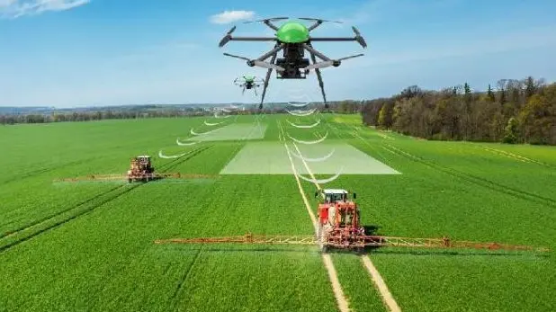 Trattori e macchine hitech in campo sorvegliate e gestite da un drone - © www.giornaledibrescia.it