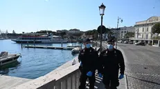 Una pattuglia di carabinieri sul lungolago di Desenzano