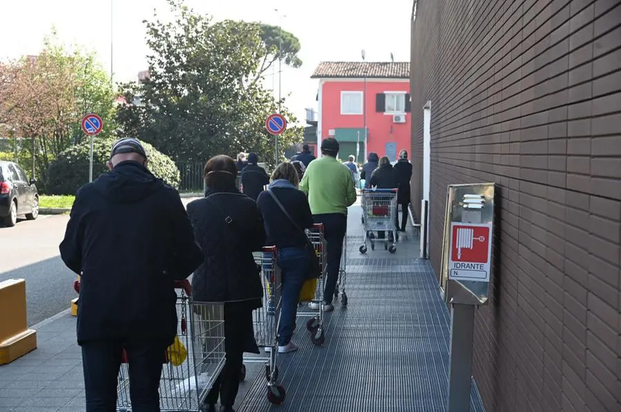 Lunghe code all'esterno di un supermercato - Foto Gabriele Strada /Neg © www.giornaledibrescia.it