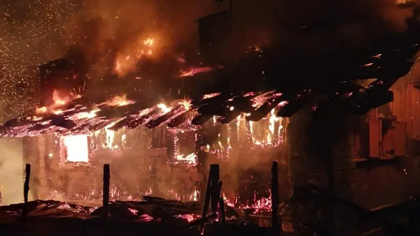 La devastazione. Ben poco rimarrà  del rifugio Loa in Valsaviore