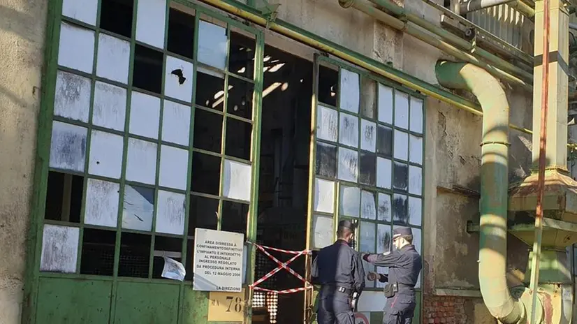 Carabinieri e personale Arpa tutto il giorno alla Caffaro Chimica in liquidazione // FOTOSERVIZIO NEG © www.giornaledibrescia.it