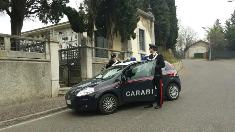 Carabinieri davanti ad un cimitero Foto Archivio © www.giornaledibrescia.it