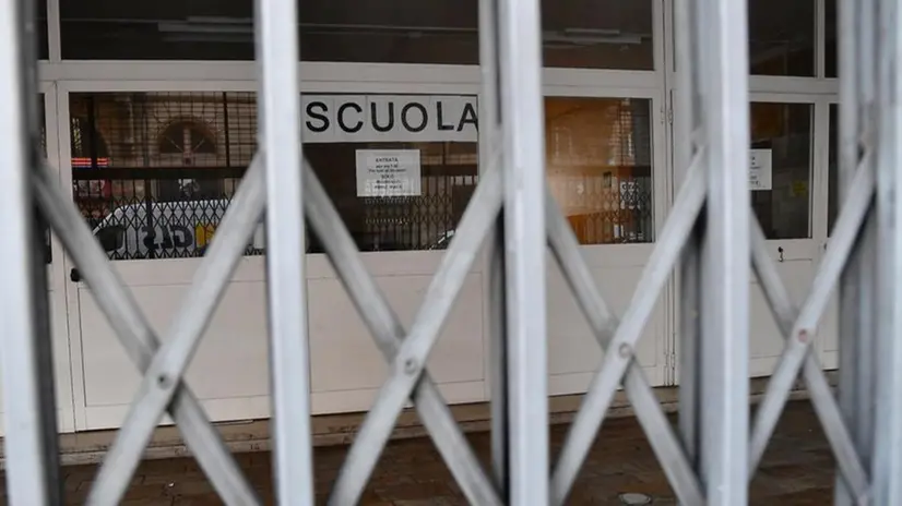 Una scuola chiusa per l'emergenza coronavirus - Foto Ansa - Luca Zennaro © www.giornaledibrescia.it
