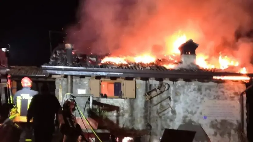 Aiuti dopo il rogo - Foto © www.giornaledibrescia.it