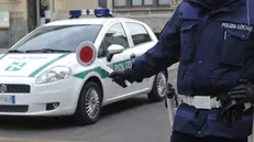 Agente della Polizia Locale durante un controllo - © www.giornaledibrescia.it