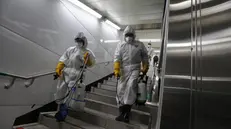 Operai spargono disinfettante nella metropolitana di Seoul - Foto Ansa/Epa © www.giornaledibrescia.it