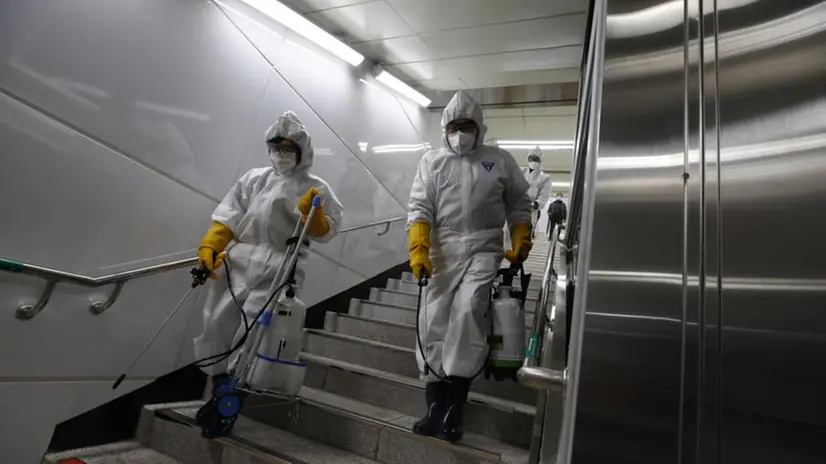 Operai spargono disinfettante nella metropolitana di Seoul - Foto Ansa/Epa © www.giornaledibrescia.it
