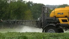 Lo spandimento di pesticidi in un campo - Foto © www.giornaledibrescia.it