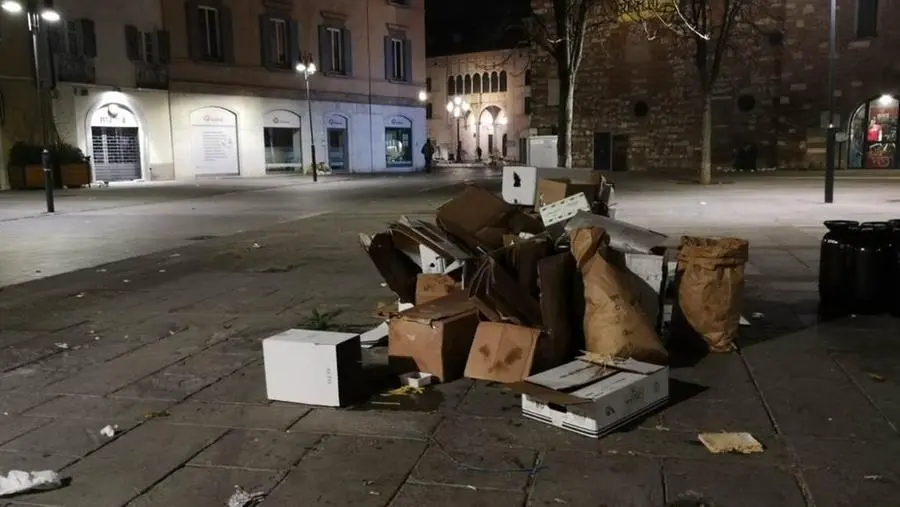 San Faustino, la spazzatura invade le strade dopo la fiera