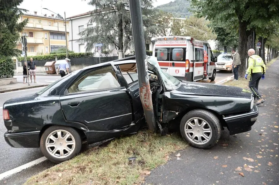 Un'auto contro un palo in via Turati - Foto  © www.giornaledibrescia.it