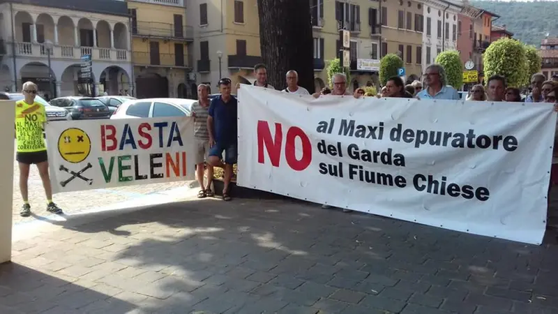 Una manifestazione contro il depuratore del Garda - Foto © www.giornaledibrescia.it