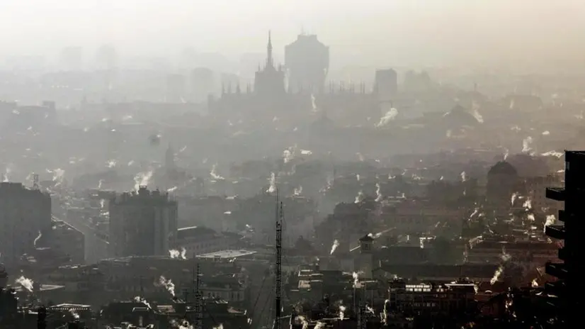 La cappa di smog sopra Milano - Foto Ansa © www.giornaledibrescia.it