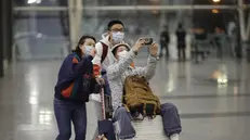 Passeggeri all'aeroporto di Guangzhou - Foto Ansa/Epa Alex Plavevski © www.giornaledibrescia.it
