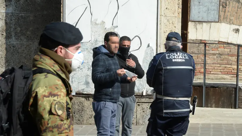 Polizia Locale e personale dell'Esercito durante i controlli in piazza Vittoria - Foto Marco Ortogni/Neg © www.giornaledibrescia.it