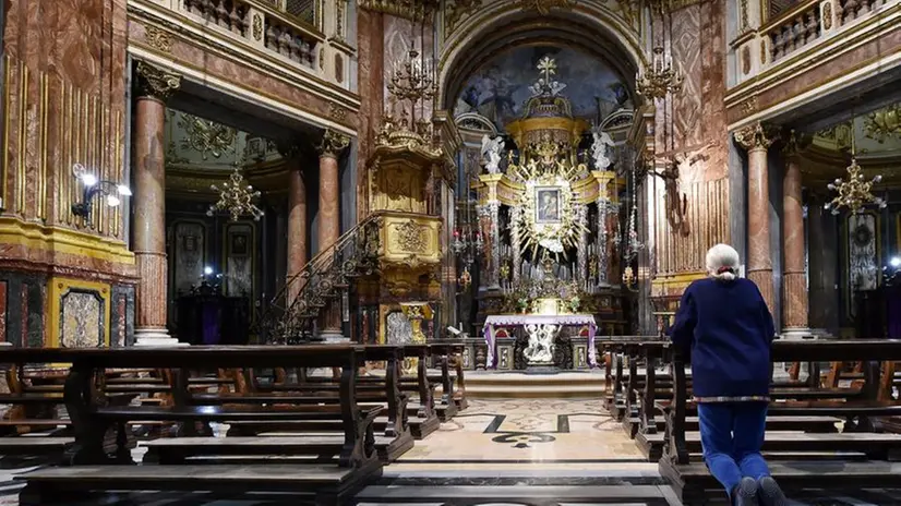 Un fedele in chiesa -  Foto © www.giornaledibrescia.it