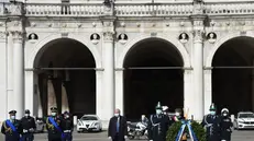 La deposizione di una corona di fiori in piazza Loggia