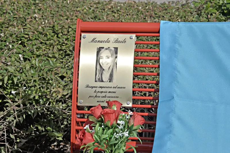 La panchina rossa in memoria di Manuela Bailo -  Foto Pierre Putelli/Neg © www.giornaledibrescia.it