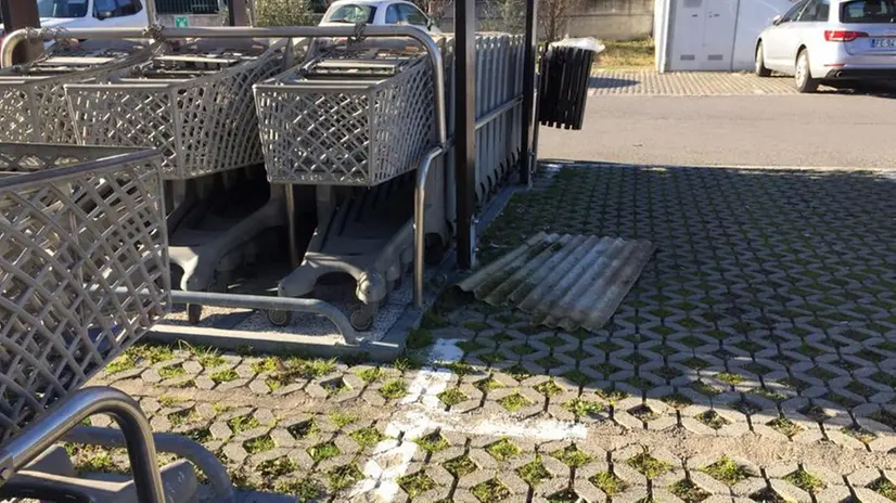 Vento forte, danni al supermercato