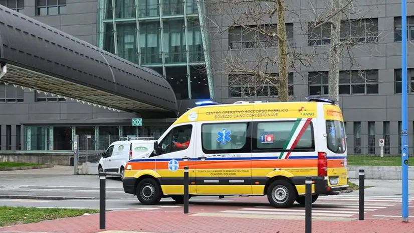 Ambulanza davanti a Ingegneria - Foto © www.giornaledibrescia.it