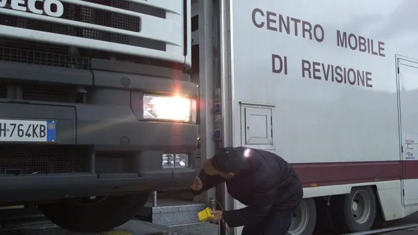 Le operazioni di controllo di un camion - Foto © www.giornaledibrescia.it