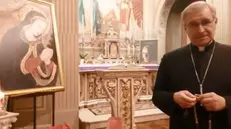 Il vescovo Tremolada durante il rosario in diretta Facebook - © www.giornaledibrescia.it