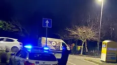 Agenti della Polstrada di Desenzano sul luogo della presunta aggressione di Ponte San Marco - © www.giornaledibrescia.it