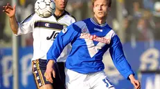 Hakan Sukur in un duello con Marius Stankevicius, nel 2002, quando giocava nel Parma - Foto © www.giornaledibrescia.it