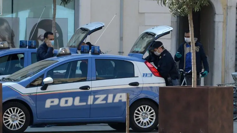 Controlli della Polizia in centro a Brescia - Foto Marco Ortogni/Neg © www.giornaledibrescia.it