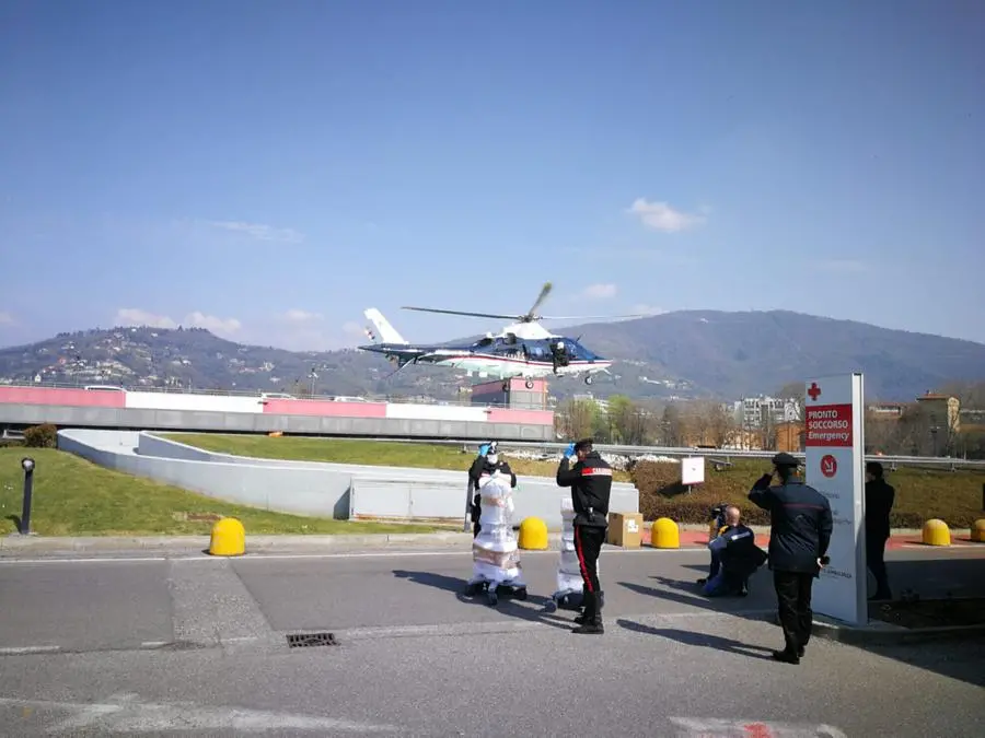 AiutiAMObrescia, l'elicottero dei Carabinieri ritira gli ecografi alla Poliambulanza