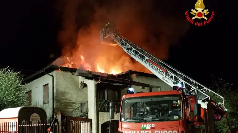 L'incendio a Sale Marasino - Foto © www.giornaledibrescia.it