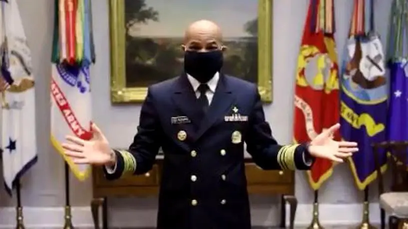 Il vice ammiraglio Jerome Adams indossa la mascherina fai-da-te appena realizzata - © www.giornaledibrescia.it