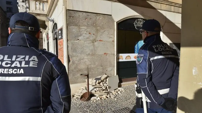 Piazza Loggia, crolla lastra di marmo durante il mercato