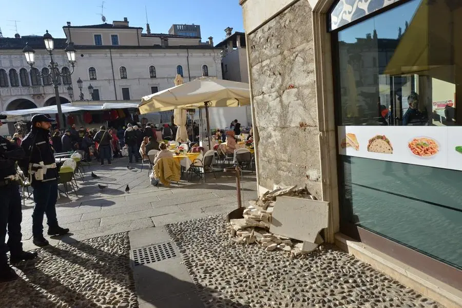 Piazza Loggia, crolla lastra di marmo durante il mercato