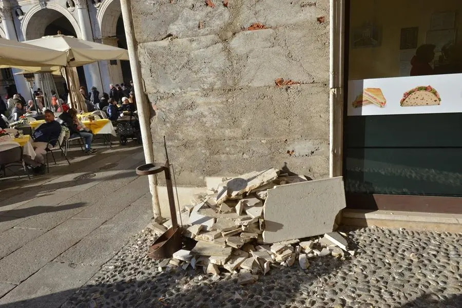 Piazza Loggia, crolla lastra di marmo durante il mercato