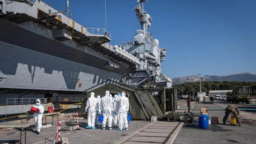 Coronavirus, l'enigma della portaerei francese Charles De Gaulle