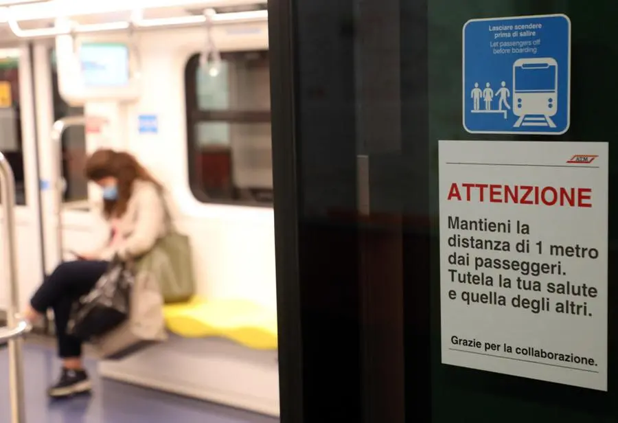 Mascherine e adesivi sulle distanze di sicurezza sui mezzi a Milano