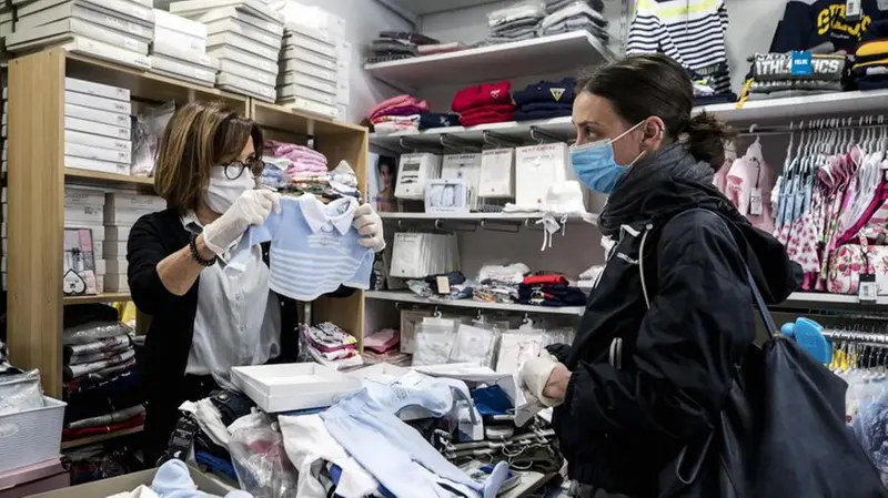 Un negozio di abiti per bambini, tra i primi a riaprire il 14 aprile - Foto Ansa © www.giornaledibrescia.it