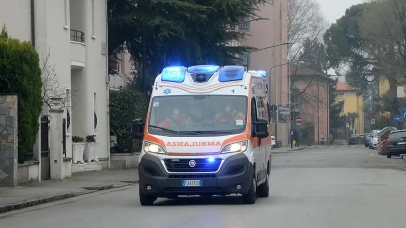 Un'ambulanza in strada a Brescia - Foto Marco Ortogni/Neg © www.giornaledibrescia.it
