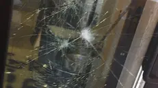La vetrina sfondata del bar colpito dal raid razzista - Foto © www.giornaledibrescia.it
