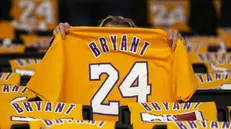 Maglie di Bryant allo Staples Center di Los Angeles prima della partita tra Lakers e Portland Trail Blazers - Foto Ansa/Epa © www.giornaledibrescia.it