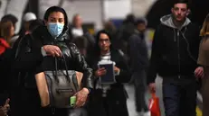 Gente in metropolitana con la mascherina - Foto Ansa